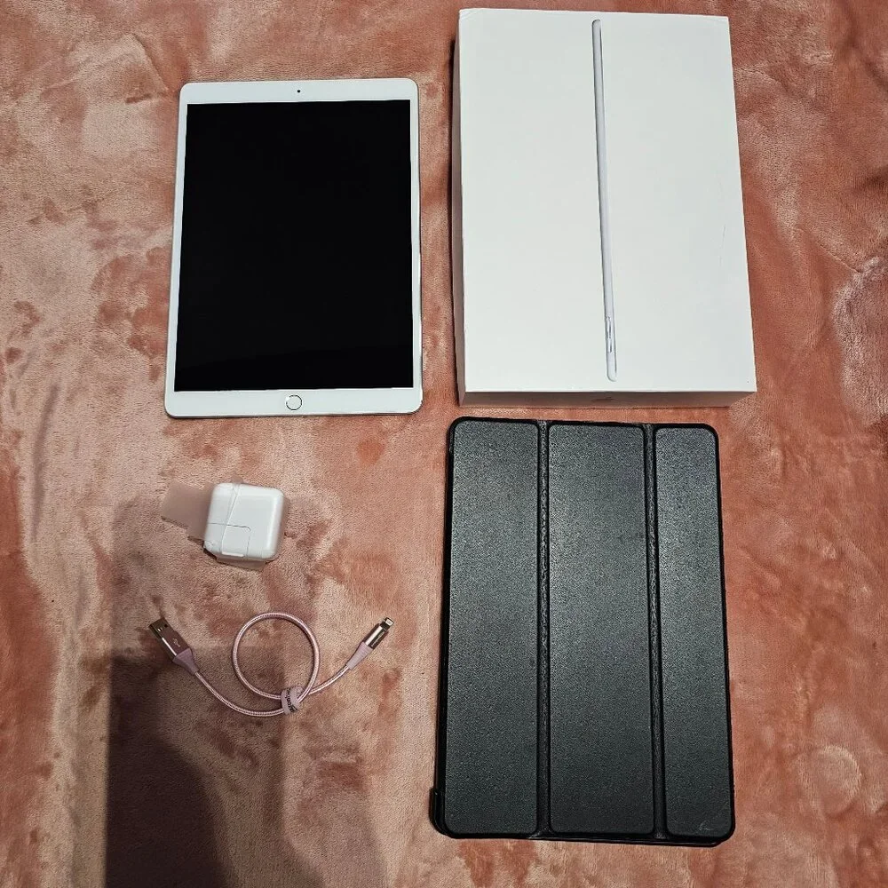 Apple iPad Air 3 3rd Gen 64GB Silver Wifi Tablet w/ Accessories Works